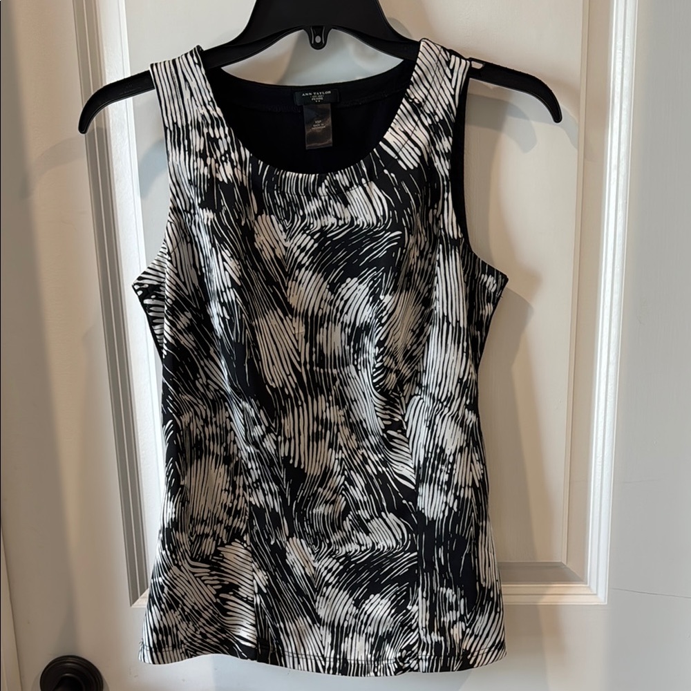 Ann Taylor XS PetiteBlack and White Patterned Women's Top
